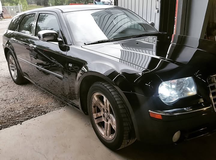 Melns Chrysler 300C pēc daudzpakāpju pulēšanas ar dziļu „slapjā spīduma” efektu