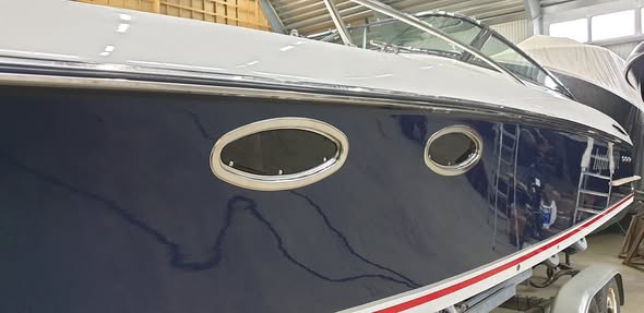 Melns Hydrolift laivas korpuss spoguļspīdumā pēc pulēšanas